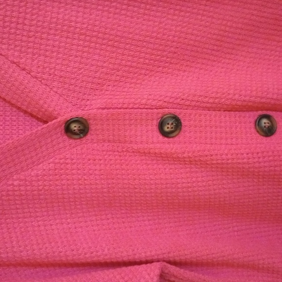 DEEP PINK SHORT SLEEVE TOP, GREAT BUTTONS, LIGHT WAFFLE WEAVE, SZ M. NWOT - Picture 2 of 8